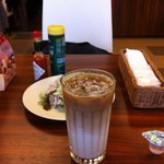 マ・メゾン - パスタとセットのカフェオレとサラダ。