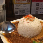 64 CURRY - 大盛りご飯を横から撮影