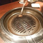 和牛焼肉 とびうし - 店員さんが牛脂を塗って