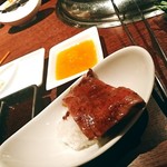 和牛焼肉 とびうし - 巻いて食べる