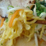 味の太源 - 麺は中太の縮れ麺
