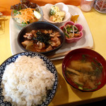 アリクイ食堂 - 鶏の照り焼き定食(¥900)
      相変わらず野菜を一食でたくさんの種類を摂れるのは一人暮らしの者にはありがたいサービスだ。さらに食後に珈琲が付くが、ホットなら飲み放題。CPはかなり優秀である。