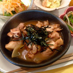 アリクイ食堂 - 鶏の照り焼き アップ
      甘辛い醤油味で、卵抜きの親子丼みたいな味。味つけは濃いめで特に甘さがかなり強い。ごはんが進む味だった。