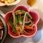 アリクイ食堂 - もやしの冷菜
            酢の物というより中華サラダという感じで、酸味と胡麻油の風味が効いて美味しい。