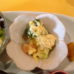 アリクイ食堂 - ブロッコリーとハムの玉子とじ
      ぱっと見はポテトサラダのように見えたが違った。ブロッコリーが柔らかくなるまで茹でてある。玉子がトロリと半熟で、出汁が効いて非常に美味！量的に倍ぐらいは食べたい。