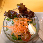 アリクイ食堂 - グリーンサラダ
      サニーレタス、大根、人参、水菜、プチトマト等。みずみずしい野菜にドレッシングでなくマヨネーズというのが舌にはかえって新鮮。美味しいので量はこの三倍ぐらい欲しいと思った。