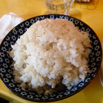アリクイ食堂 - 麦ごはん
      セルフサービスをよいことに漫画盛りにした上に、さらにもう一膳おかわりまでしてしまった⁉︎ 我が事ながら食い意地が張っている(笑)