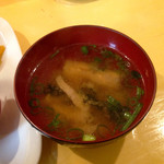 アリクイ食堂 - うす揚げとワカメの味噌汁
      こちらの味つけも濃いめである。