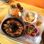 アリクイ食堂 - 鶏の照り焼き定食(¥900) おかずアップ
      欲を言えば、男性としてはそれぞれのおかずがもう少した量が欲しい。かつてやっていたメイン料理のちょい足しメニューに復活してもらいたいものだ。