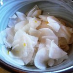 めん処小牧庵 - 料理写真:料理を待つ間のお茶受けのお漬物