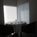 アーリア ディ タクボ - 陽光が差し込む、ホワイトベースの美しい店内