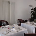 アーリア ディ タクボ - ホワイトベースの美しい店内