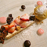 ビストロ 間 - ホワイトチョコレートのムース 苺との組み合わせ プラリネのアイスクリーム