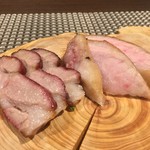 クロモリ - 齋藤豚
      叉焼と豚トロ塩焼き