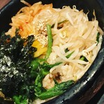 タッカンマリ鍋　梅田　丸鶏屋 - ナムルと卵とご飯を混ぜるたびジュワーッという音。