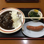 大衆食堂半田屋 - 全景（黒ビーフカレー＋ウィンナー＋ほうれん草のおひたし）