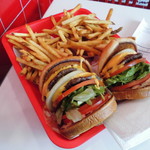 IN-N-OUT BURGER - ■右：チーズバーガーセット■左ダブルチーズバーガーセットです♪無料のレタスとトマトも挟んであります。ポテトはウエルダンで注文したのでカリカリ。お菓子みたいで美味しかったです。