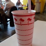 IN-N-OUT BURGER - セットについてくるジュース用のカップ。レジ脇にはドリンクバーがあり飲み放題