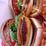 IN-N-OUT BURGER - バンズは良く焼かれていてサクッとしていました。サラダも新鮮。パテはウエルダンとミディアムの間っぽかったです。