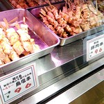 肉の太田屋 - ショーケース　串物もあります。