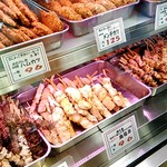 肉の太田屋 - ショーケース　揚げ物がいっぱい。