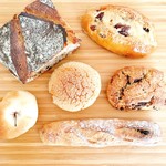 カタネベーカリー - 左上は「パン」という名称のパン(笑)。こちらはまた明日のお楽しみ…