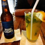 Delmonico Kitchen & Bar - ビールとマンゴーモヒート