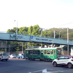 Hirasawa Kamaboko - 路面電車が車と一緒に走っています