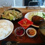 フルカワ食堂2 - ハーフ&ハーフ定食。野菜炒め、ハンバーグ。