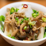 やきとん えん家 - 2017.4 しめじとなめたけ冷奴（330円）