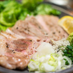 やきとん えん家 - 2017.4 四元豚の塩わさトンテキ（880円）