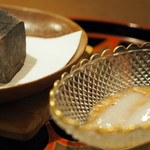 鞍馬口 寿星 - お通し「酒盗烏賊の石焼」