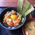 さくら水産 - お代わりはとろサーモンの中落ち丼