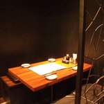 博多餃子舎603 - 暖色系の光が落ち着くモダンな空間。2名～テーブル又は座敷で楽しめます。