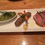 ラカンデラ - 左：ズワイガニとアボカドのタルタル　中央：自家製サルシッシャ　右：冷製ローストポーク