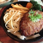 Kurotsukumutsushiyu - 鉄板焼ハンバーグステーキのアップです。