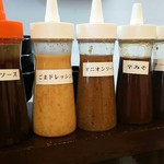 キセキ食堂 - カウンターの上の調味料