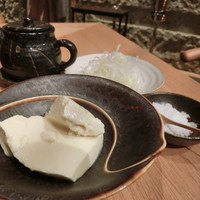 ダイナミックキッチン＆バー 響 中之島フェスティバルプラザ店 - 天日塩、小豆島の生醤油、ネギでいただきます