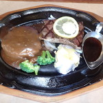 肉の万世 - カミさんは「ハンバーグ」も食べたいとこのメニュー。