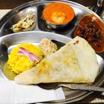 南インド家庭料理 カルナータカー - Bセット 皮付きひよこ豆のカレーとエッグカレー
