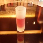 ショウザン - まずはウェイティングバーで冷たいハイビスカス茶