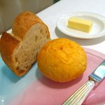 SHOZAN - ハート型のガラストレイに２種類の自家製パン