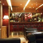 ショウザン - 入り口のバーコーナー：ここでワインを楽しめる