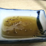 Yakitori Furusato - 肝と砂ズリ造り用のごま油と塩のたれ　手羽先は醤油とわさびで　08/08