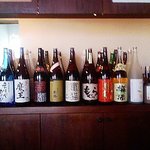 手打蕎麦 加寿屋 - カウンター前には珍しい焼酎！