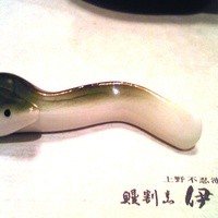 鰻割烹 伊豆栄 本店 - 可愛い箸置。欲しかったんですが非売品だそうです。