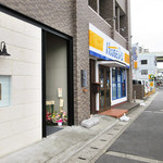 Restaurant Cinq - 白い外観。奥に高速と中央大通りが見えます