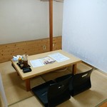 居酒屋とりあえず - 個室風にブラインドで仕切っています。