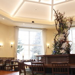 一色堂茶廊 - 天井が高く開放感のある内観