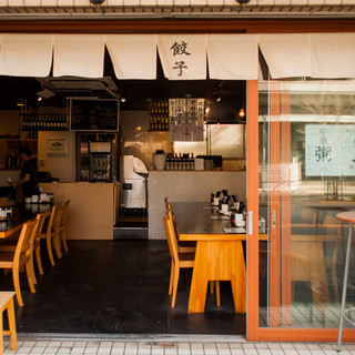 お洒落な店内で食べる・飲める・餃子専門店